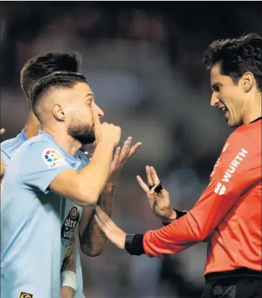  ??  ?? POLÉMICA. David Juncà y Brais Méndez reclaman penalti sobre Boufal en el partido contra el Leganés.
