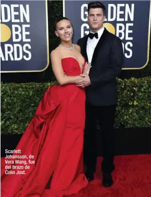  ??  ?? Scarlett Johansson, de Vera Wang, fue del brazo de Colin Jost.