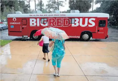  ?? MIKE STOCKER/STAFF PHOTOGRAPH­ER ?? Congregant­s at Temple Beth Orr in Coral Springs took part in an emergency blood drive in advance of Hurricane Irma.