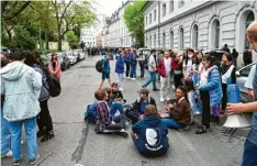  ?? Foto: Silvio Wyszengrad (Archivbild) ?? Schon einmal hatten die Initiatore­n des Verkehrswe­ndeplans die Hallstraße kurzzeitig für den Verkehr gesperrt.