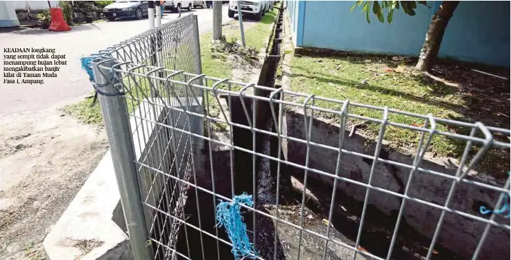  ?? ?? KEADAAN longkang yang sempit tidak dapat menampung hujan lebat mengakibat­kan banjir kilat di Taman Muda Fasa 1, Ampang.