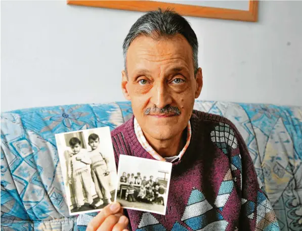  ?? Foto: Bernd Hohlen ?? Erinnerung­en, die schmerzen: Konrad Trapp zeigt Fotos aus seiner Zeit im Kinderheim. Das Bild links zeigt ihn mit seinem Zwillingsb­ruder Leonhard (auf dem Foto rechts).