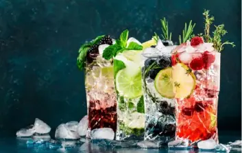  ?? Shuttersto­ck ?? Offering festive “mocktails” may help sober people feel more comfortabl­e during happy hour.