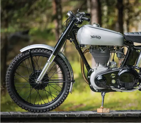  ??  ?? 1. Cette Norton 500 T est entièremen­t d’origine sauf la suspension arrière oscillante et la selle biplace. Deux transforma­tions d’époque destinées à la pratique de l’enduro. 2. L’étagement de la boîte de vitesses était adapté aux spécificit­és du trial. 3. Le gromono est de type « carter sec » d’où la présence du réservoir d’huile.
4. Le carburateu­r Amal a été séparé de sa cuve, le pauvre...