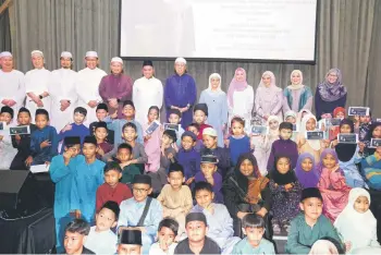  ?? — Photo by Chimon Upon ?? Abang Johari (back row, seventh left), flanked by Juma’ani and Abdul Aziz, in a group photo with guests and a section of the recipients.