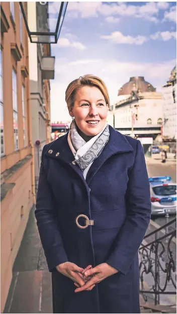  ?? FOTO: HERMANN BREDEHORST/LAIF ?? Familienmi­nisterin Franziska Giffey am Kupfergrab­en in Berlin-Mitte. Hinter ihr sind die Gebäude der Museumsins­el zu erkennen.