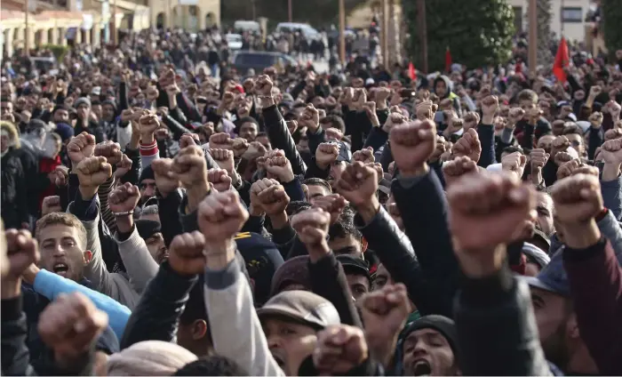  ?? Bild: AP/TT ?? FÖR RÄTTVISA. Många slöt upp för att demonstrer­a för rättvisa i samband med kolgruvear­betares död i staden Jerada i östra Marocko. Bilden är tagen i början av februari.