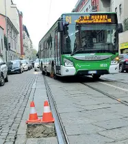  ??  ?? In attesa degli operai Due coni d’emergenza segnalano il tassello sollevato del pavé lungo le rotaie del tram in via Beato Angelico, a Città Studi