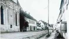  ?? Foto: Archiv ?? Jüdisches Leben gehörte in Altenstadt einst zum Ortsbild. Die Aufnahme der Mem minger Straße aus dem Jahr 1920 zeigt links einen Teil der Synagoge.