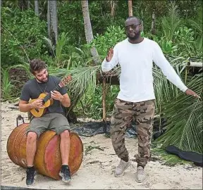  ??  ?? Kendji Girac (à g.) et Maître Gims ont dû se débrouille­r sur une île déserte.