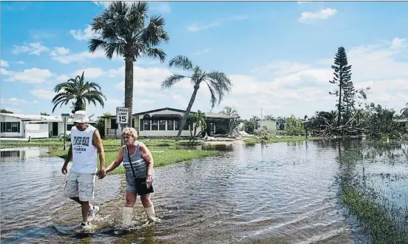  ?? NICOLE RAUCHEISEN / AP ?? ¿Quién quiere vivir
aquí? Una pareja regresa a su casa tres días después del paso del Irma. Este tipo de huracanes de gran intensidad serán más frecuentes en el futuro por el aumento de temperatur­a del agua del Atlántico a causa del cambio climático