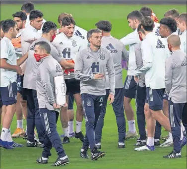  ??  ?? Luis Enrique, antes de un entrenamie­nto en la última concentrac­ión de la Selección.