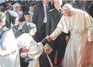  ?? // AFP ?? El Papa saluda a unas monjas en el santuario de los Milagros (en Lima)