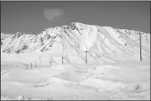  ?? GINA FERAZZI/LOS ANGELES TIMES ?? Snow covers the Sierra Nevada near Highway 395 in April. This year’s snowpack is one of the deepest on record.