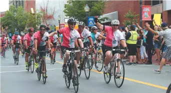  ?? - Acadie Nouvelle: Simon Delattre ?? L’arrivée des cyclistes a été applaudie chaleureus­ement par la foule, dimanche soir, à Moncton.