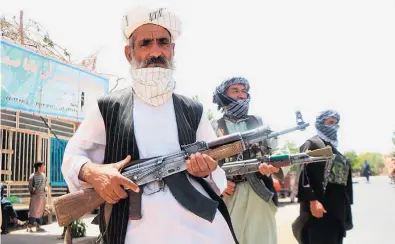  ?? JALIL REZAYEE/EFE ?? Defesa. Homens do comandante mujahedin Ismail Khan protegem a cidade de Herat contra o avanço do Taleban