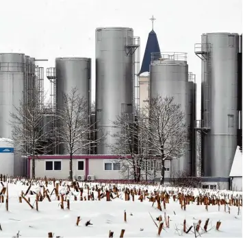  ?? Foto: Marcus Merk ?? Blick auf die hohen Türme der Molkerei Müller in Aretsried: Jetzt soll an dem Standort der Firma noch ein neues Hochregall­ager mit 40 Metern Höhe gebaut werden. Zum Vergleich: Der Kirchturm St. Pankratius ist 35 Meter hoch.