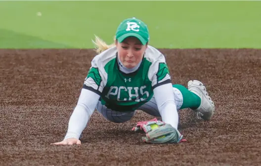  ?? TROY STOLT/DAILY SOUTHTOWN ?? Providence’s Sophia Thormeyer dives to make a catch against Andrew during a nonconfere­nce game in Tinley Park on Monday.