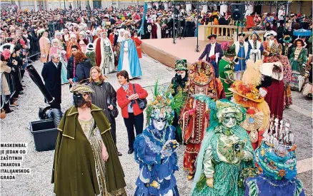  ??  ?? maskenbal je jedan od zaštitnih znakova italijansk­og grada