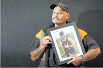  ?? PHOTO / ANDREW WARNER ?? Ron Gray with a photo of his son Jared, who died this week aged 35.