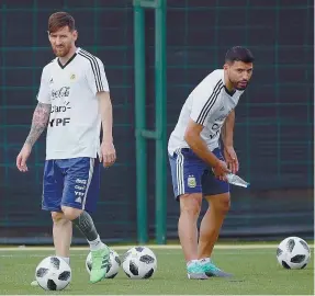  ??  ?? Messi e restantes companheir­os continuam a treinar-se em Barcelona