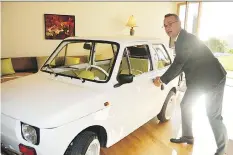  ?? MONIKA JASKOLSKA/FACEBOOK ?? Tom Hanks receiving his Fiat 126p.