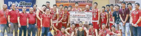  ??  ?? Players and coaches of San Beda pose with PSSBC chairman Rudy Yu and his technical staff after the Red Cubs beat the Chiang Kai Shek College Blue Dragons for the crown at the SGS gym in QC.