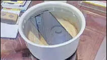  ?? HT PHOTO ?? After the company representa­tive told the court the phone was repaired, the judge asked for a bowl of water and dipped the phone in it. After some time, it stopped working.