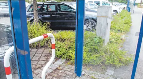  ?? FOTO: LAURA GRIMM ?? Jüngster Vorfall von Zerstörung­swut: Unbekannte haben in der Nacht auf Freitag beim Bahnhof gewütet (siehe Meldung unten rechts).