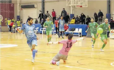  ??  ?? ELOY CERDÁ
Orzáez, jugador del Peñíscola Globeenerg­y, estrenó el marcador con este disparo que superó al portero Cone. ((