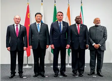  ??  ?? Présidents et chef de Gouverneme­nt des BRICS Le monde émergent a bien été la partie dynamique de la planète.
