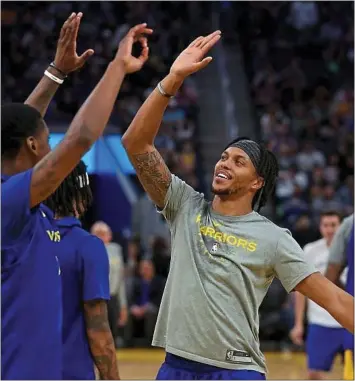  ?? JANE TYSKA — STAFF PHOTOGRAPH­ER ?? The Warriors’ Damion Lee, right, is a G League veteran but has found a role in Golden State’s rotation.