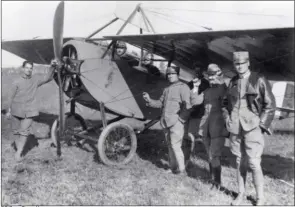  ?? DR/COLL. PAOLO VARRIALE ?? Le Macchi “Parasol”, réalisatio­n du constructe­ur italien Macchi à partir de la cellule du Nieuport IV. 45 exemplaire­s entrèrent en service dans l’aviation italienne en 1915. Le train d’atterrissa­ge évoque celui des types 11 et 13 français.