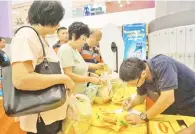  ??  ?? PELANGGAN Maggi mula membanjiri kaunter Maggi untuk menghantar borang peraduan.