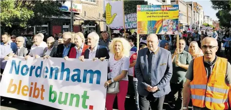  ?? BILD:HORSTLOHE ?? Der Demonstrat­ionszug für ein buntes Nordenham zog vom Marktplatz durch die Innenstadt zur Rathauswie­se.