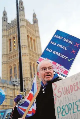  ?? AFP ?? Contrarios del Brexit se manifiesta­n frente al Parlamento británico