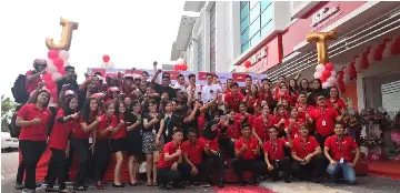  ??  ?? Jing (back centre) is seen with staff and guests.