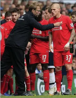  ??  ?? LISTEN HERE: Klopp dishes out instructio­ns at Tottenham yesterday