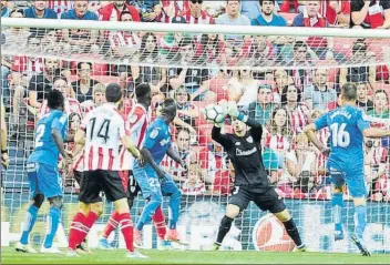  ?? FOTO: EFE ?? Kepa sacó el balón Pero no está claro si el remate de Markel entró o no en la portería del Athletic