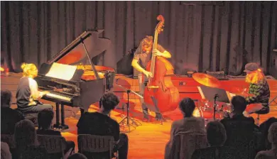  ?? FOTO: JAZZCLUB ?? Das Trio gibt ein Konzert im Musiksaal des Valentin-Heider-Gymnasiums.