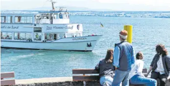  ?? FOTO: FELIX KÄSTLE/DPA ?? Die Weiße Flotte startet wieder durch: Auf diesem Foto fährt das Passagiers­chiff Uhldingen aus dem Hafen von Meersburg in Richtung der Insel Mainau.