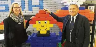  ?? Fotos: Norbert Block ?? Geschäftsf­ührer Egon Schmitz und Mitarbeite­rin Kristin Naumann von der ESDA Technologi­e GmbH aus Eisenberg freuen sich über den großen Zuspruch für die „Fun-Blocks", mit deren Marke das Ostthüring­er Unternehme­n  auf den Markt gegangen ist.