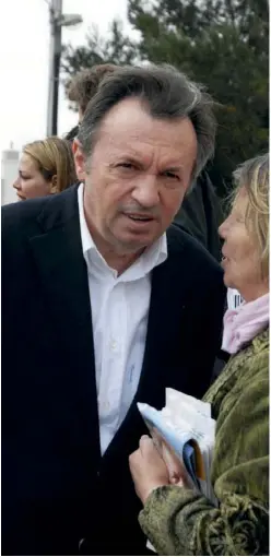  ??  ?? En 2008, Jean-Noël Guérini fait campagne à Marseille pour les élections municipale­s.
Son frère Alexandre, ici au second plan, n’est jamais loin.