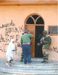  ??  ?? Voters arrive at a polling centre amid tight security during the third phase of Jammu and Kashmir municipal polls, in Srinagar yesterday.