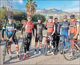  ??  ?? El Quick Step, entre naranjos, o el Lotto-Jumbo, en pleno cruce de un río, se entrenan en España como el BMC-TAG Heuer, el Lotto Soudal o el Katusha.