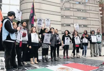  ??  ?? Las pesquisas en el caso Ayotzinapa continúan arrojando irregulari­dades, por lo que la Procuradur­ía ha abierto carpetas de investigac­ión para dar con los responsabl­es de omisiones.