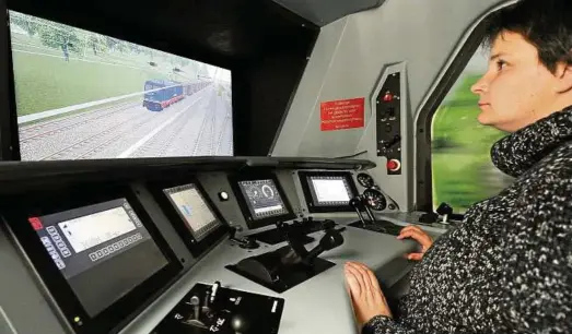  ?? Archiv-Foto: Marco Schmidt ?? Berufsweit­erbildung und Umschulung bei der Firma Raildox zum Lokführer – hier im Triebwagen­simulator.