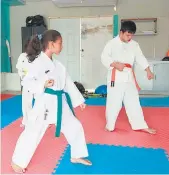  ??  ?? »Jóvenes hacen kata durante una practica en la escuela de Frías.