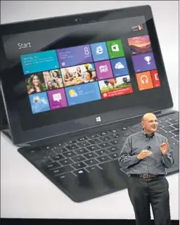  ?? DAMIAN DOVARGANES / AP PHOTO ?? El president de Microsoft, Steve Ballmer, presenta Surface