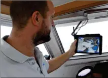  ??  ?? Moins chères et aussi précises qu’un traceur dédié, les applis de navigation sur mobile ont beaucoup d’adeptes.